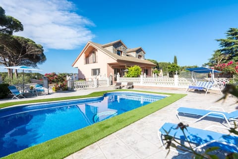 Property building, Garden, Swimming pool