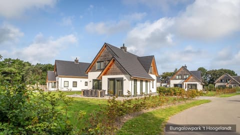 Property building, Day, Neighbourhood, Garden