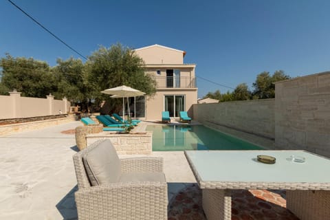 Property building, Day, Swimming pool, sunbed