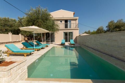 Property building, Day, Pool view, Swimming pool, sunbed