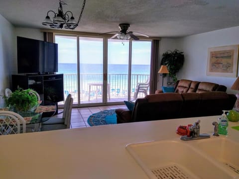 Communal lounge/ TV room, TV and multimedia, View (from property/room), Balcony/Terrace, Living room, Dining area, Evening entertainment, Sea view