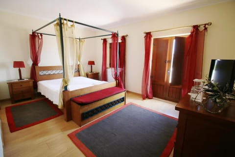 Bed, TV and multimedia, Bedroom, Area and facilities