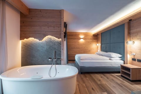 Bed, Hot Tub, Bathroom, Photo of the whole room, Bedroom, Bath, towels