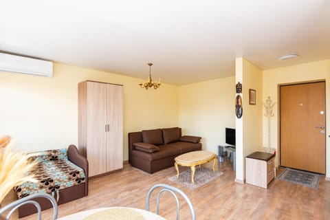 TV and multimedia, Seating area, air conditioner