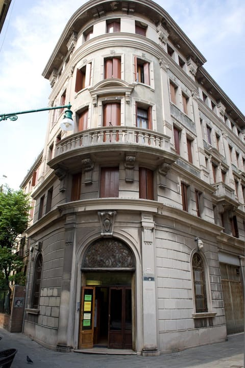 Facade/entrance, Facade/entrance, Day, Decorative detail