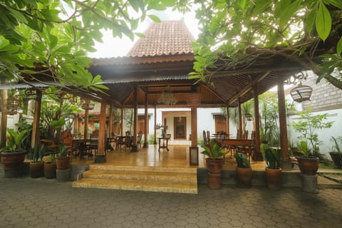 Property building, Facade/entrance, Lobby or reception, Seating area, Area and facilities