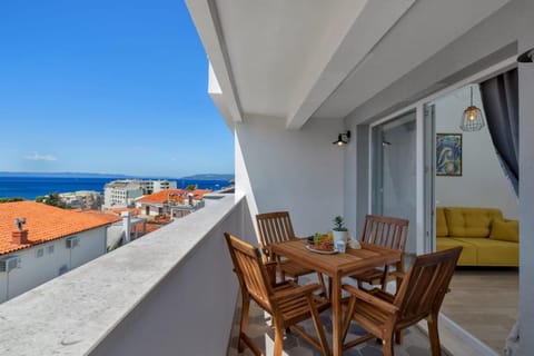 Facade/entrance, Balcony/Terrace, Sea view