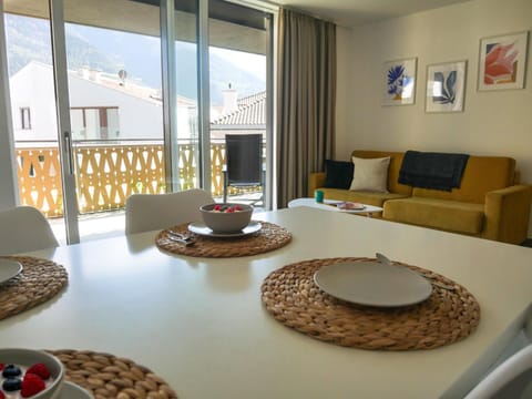 Property building, Restaurant/places to eat, Living room, Seating area, Dining area, Breakfast