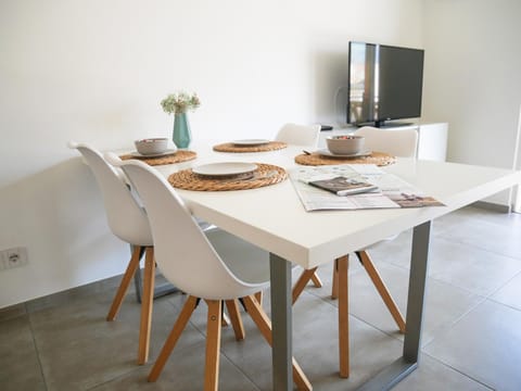 TV and multimedia, Living room, Seating area, Dining area, Breakfast