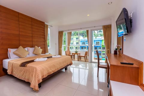 Bed, TV and multimedia, Photo of the whole room, Bedroom