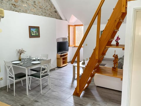 TV and multimedia, Kitchen or kitchenette, Living room, Seating area, Dining area