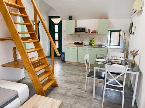 Kitchen or kitchenette, Living room, Seating area, Dining area, minibar, pet friendly, stove