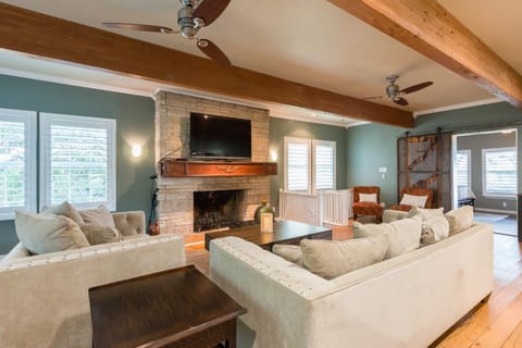 Remodeled Historic Lakefront Gem Overlooking Lake Travis and Jones Brothers Park *Great for Families and Groups* House in Jonestown