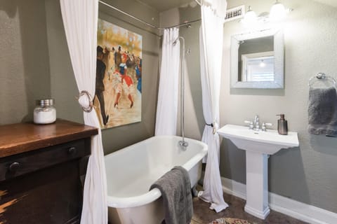 Remodeled Historic Lakefront Gem Overlooking Lake Travis and Jones Brothers Park *Great for Families and Groups* House in Jonestown