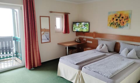 Bed, TV and multimedia, Balcony/Terrace, Living room, Photo of the whole room, Bedroom