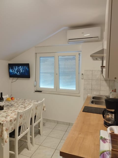 TV and multimedia, Kitchen or kitchenette, stove, air conditioner