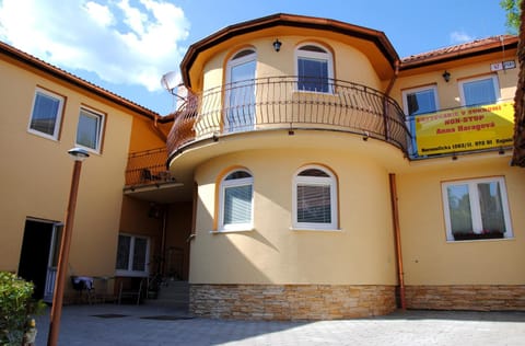 Facade/entrance, Bird's eye view