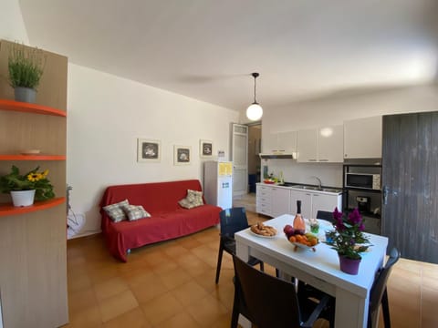 Kitchen or kitchenette, Living room, Seating area, Dining area, pet friendly, stove