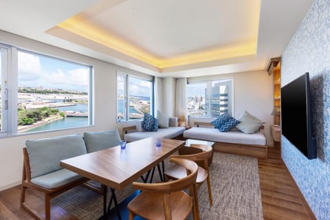 Photo of the whole room, River view