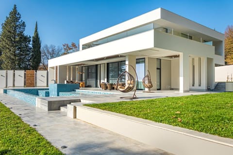 Property building, Facade/entrance, Garden, Hot Tub, Lounge or bar, Swimming pool