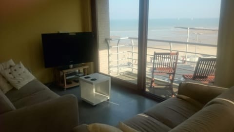 Communal lounge/ TV room, TV and multimedia, Living room, Sea view