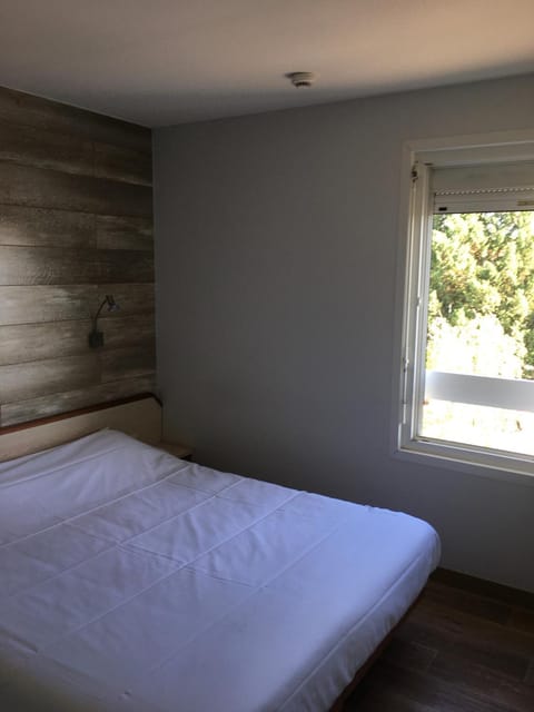 Property building, Bed, Bedroom