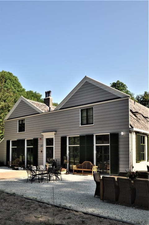 Property building, Restaurant/places to eat, Facade/entrance, Natural landscape, On-site shops, Balcony/Terrace, Lounge or bar, Beach, Animals, Pets, Garden view, Shopping Area