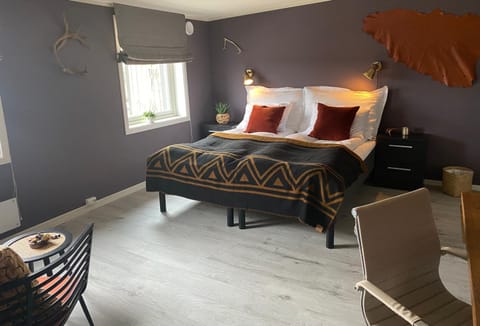 Bed, Photo of the whole room, Seating area