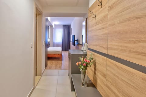 Bed, TV and multimedia, Coffee/tea facilities, Photo of the whole room, Decorative detail, Seating area