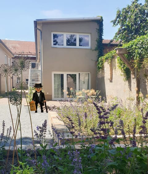 Patio, Facade/entrance, Summer, Garden, Balcony/Terrace, Garden view