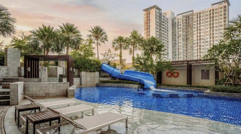 Day, Pool view, Swimming pool, sunbed