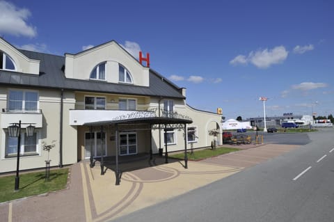 Facade/entrance