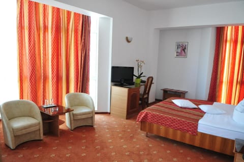 Bed, Day, TV and multimedia, Photo of the whole room, Bedroom