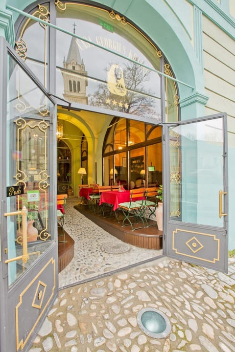 Facade/entrance, Day, Balcony/Terrace
