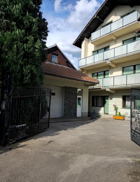 Peaceful Vacation Villa & Garden Villa in Sarajevo