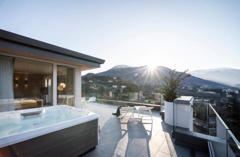 Hot Tub, View (from property/room), Balcony/Terrace, Bedroom, City view