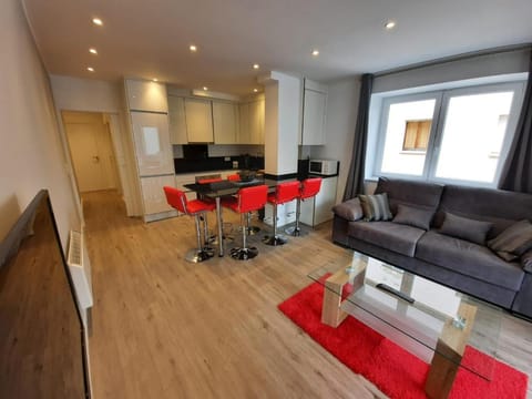 Kitchen or kitchenette, Living room, Dining area, Pets, Mountain view, Street view