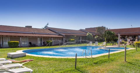 Staff, Spring, Day, Night, People, Winter, Summer, Autumn, On site, Guests, Swimming pool, Seasons, Time of day, Sunrise, Sunset, children, young children, older children, group of guests, Family