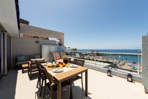 Neighbourhood, Balcony/Terrace, Food and drinks, Beach, Food, City view, Sea view, Entertainment, group of guests