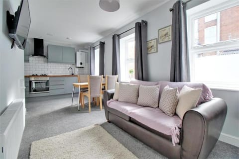 Nelson By The Docks Serviced Apartments by Roomsbooked Apartment in Gloucester