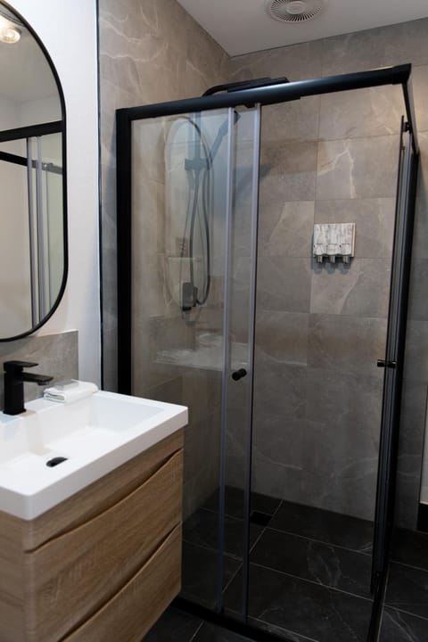 Shower, towels