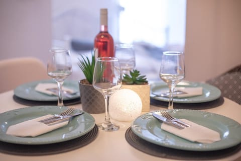 Food and drinks, Dining area, Food, Dinner
