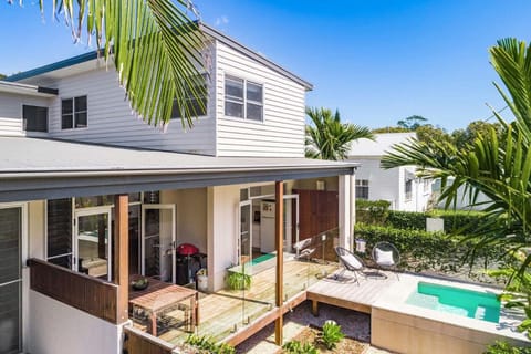 Property building, Day, BBQ facilities, Seating area, Swimming pool, sunbed