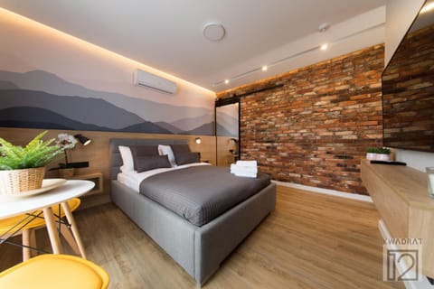 Bed, TV and multimedia, Photo of the whole room, Seating area, Bedroom