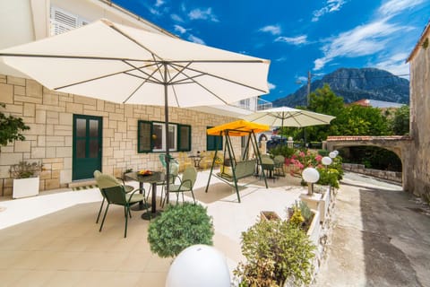 Property building, Balcony/Terrace, Balcony/Terrace