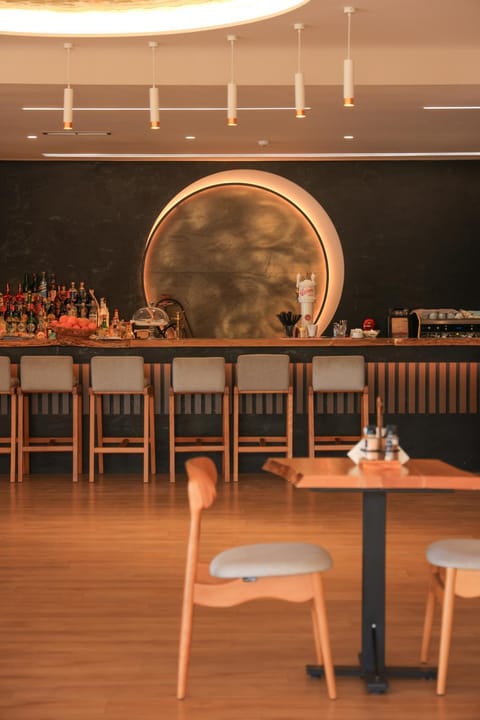 Restaurant/places to eat, Lounge or bar, Food and drinks