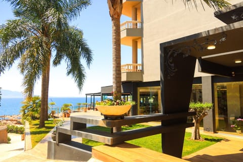 Facade/entrance, Garden, Sea view