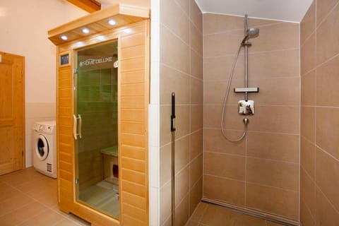 Shower, Bathroom, Spa and wellness centre/facilities