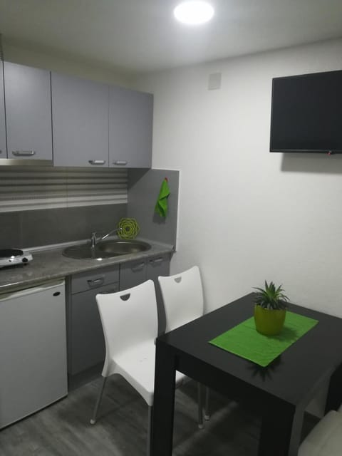 TV and multimedia, Kitchen or kitchenette, Dining area, stove