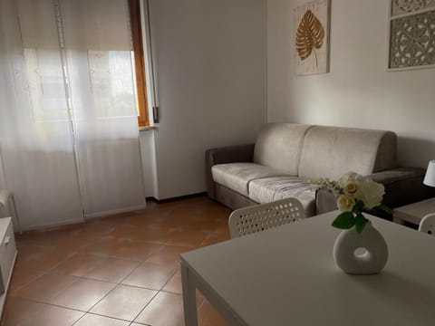 Day, Dining area, air conditioner